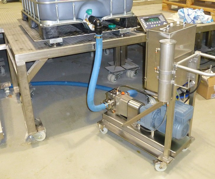 Une pompe à lobes rotatifs mobile de Lewa utilisée pour un dosage extrêmement précis d’émulsifiants